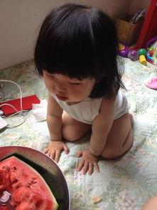 萌宝贝吃瓜,萌宝贝的甜蜜瓜果时光