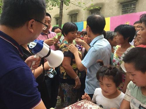 群众围观吃瓜直播,揭秘网络社交的狂欢与争议