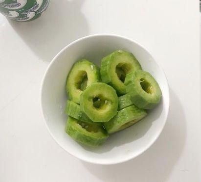 女孩吃羊角蜜瓜