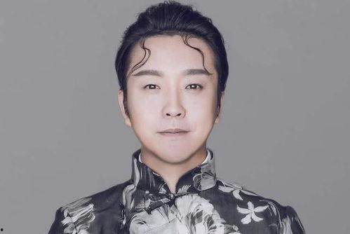 李诞李玉刚吃瓜